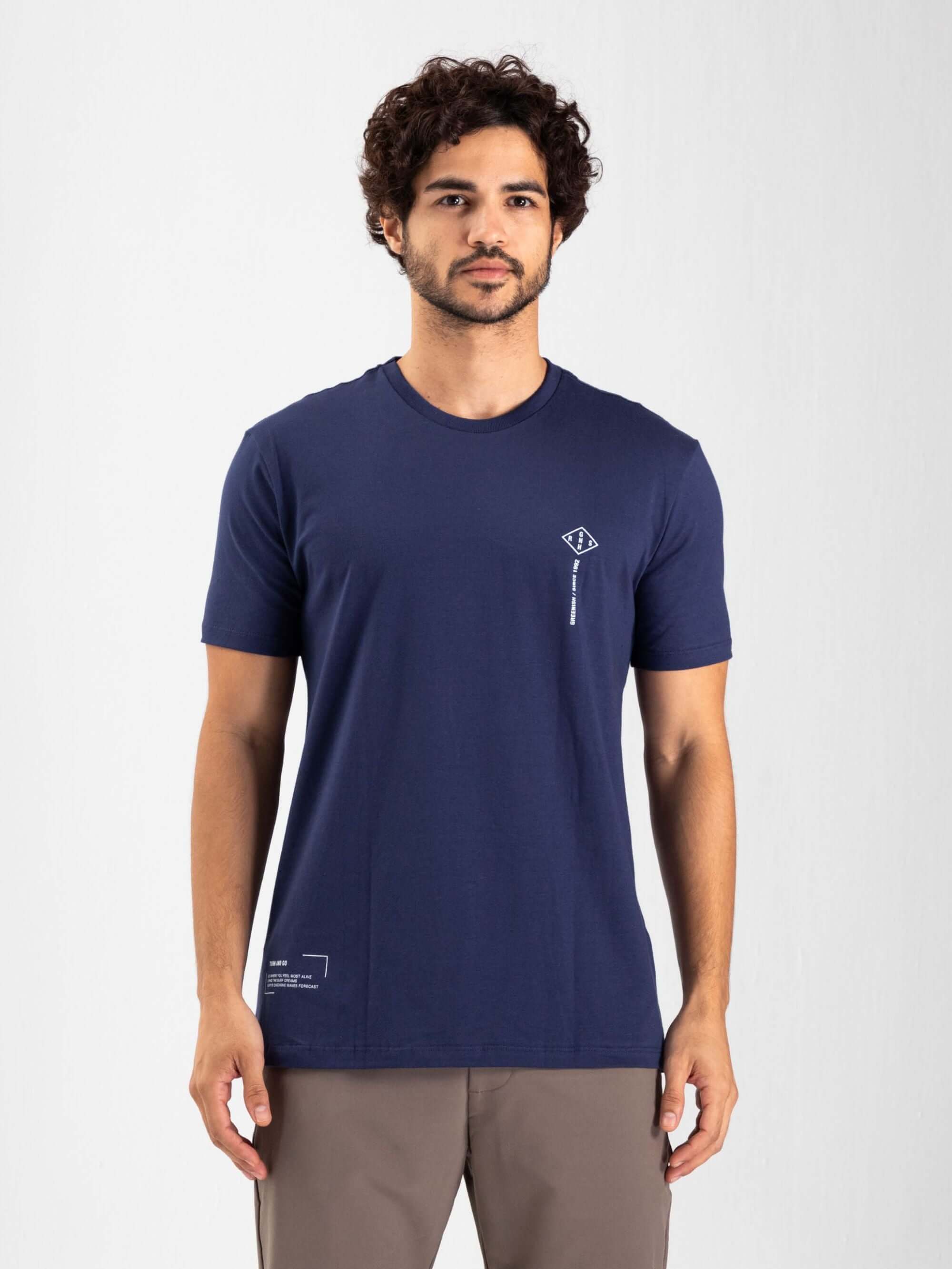 Camiseta Waves azul marinho da marca Greenish, modelo masculino, confortável e estilosa.