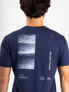 Camiseta Waves azul marinho da Greenish com estampa de ondas, estilo moderno e confortável.