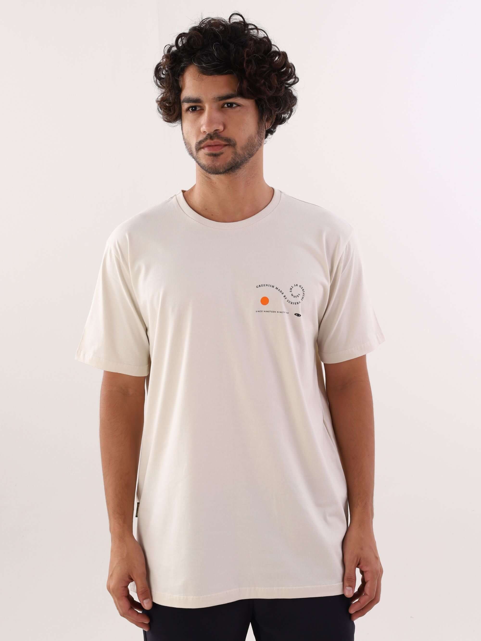 Camiseta Waves Letters bege da marca Greenish, modelo masculino, estampa minimalista e design moderno.