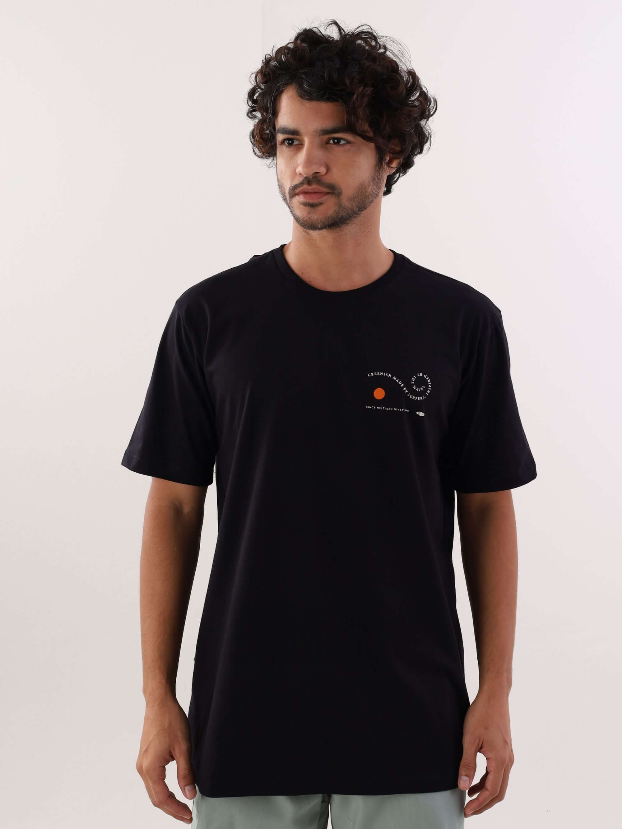Camiseta Waves Letters - Preto da Greenish, estilo moderno e confortável, ideal para o dia a dia.