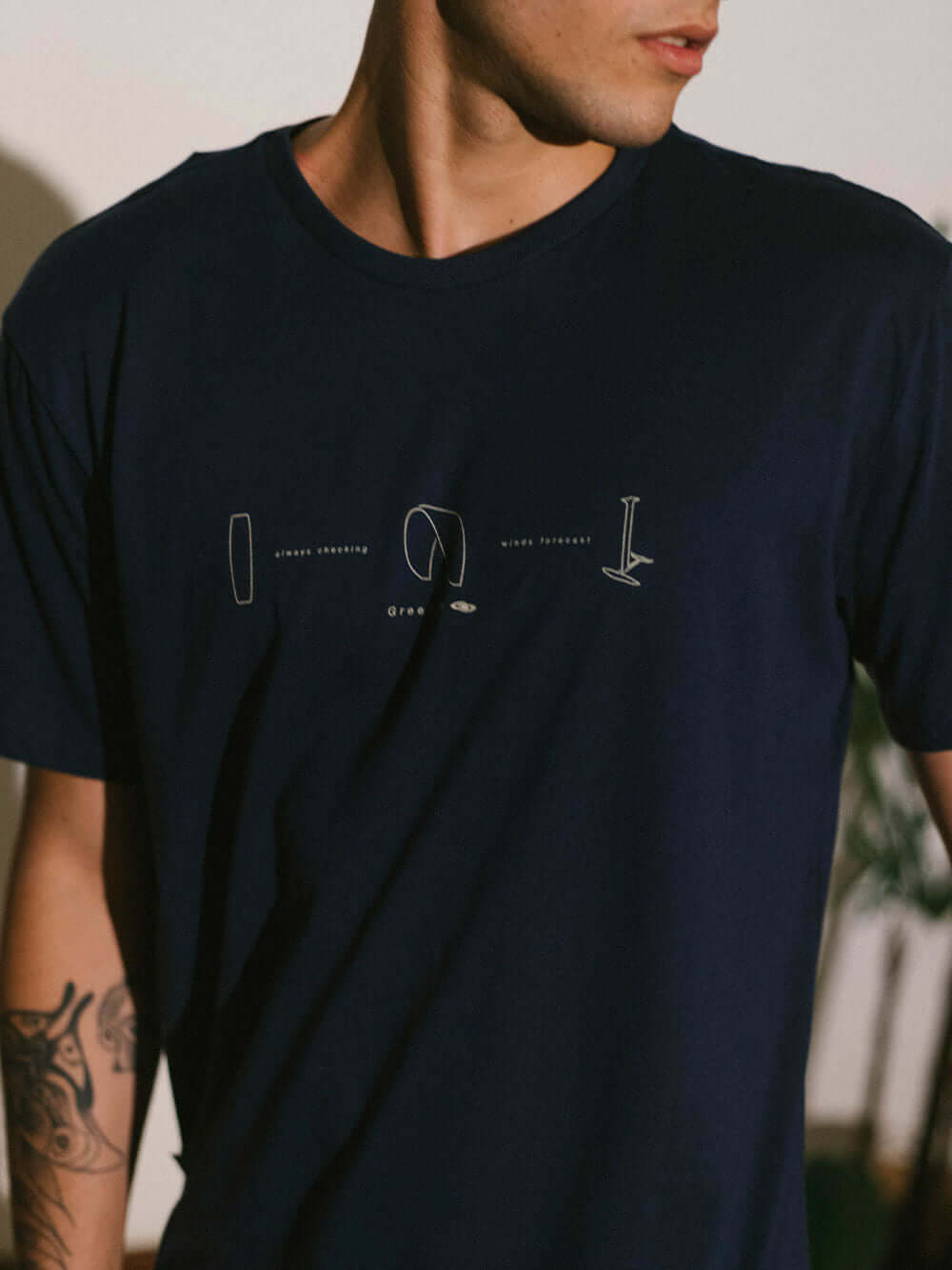 Camiseta Wind Free azul marinho da marca Greenish, com design minimalista e gráfico elegante.