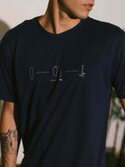 Camiseta Wind Free azul marinho da marca Greenish, com design minimalista e gráfico elegante.