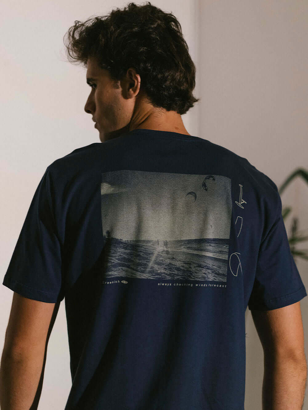Camiseta Wind Free da Greenish, azul marinho, com estampa inspirada no mar, ideal para dias descontraídos.