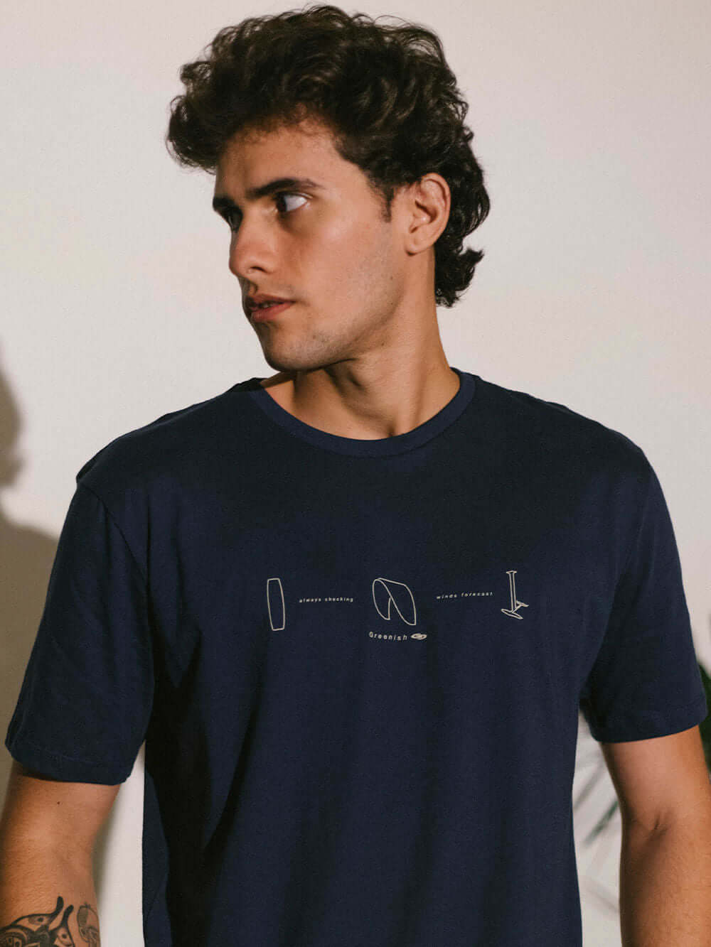 Camiseta Wind Free azul marinho da marca Greenish, modelo masculino, estilo casual e confortável.