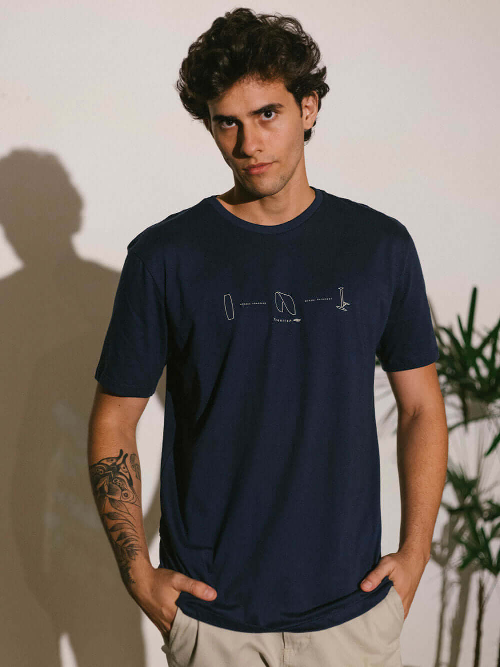 Camiseta Wind Free azul marinho da Greenish com design minimalista e conforto excepcional.