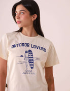 CAMISETA BEACH GIRL - NATURAL da Greenish com estampa Outdoor Lovers, 100% algodão, gola em ribana, estilo casual e aventureiro.