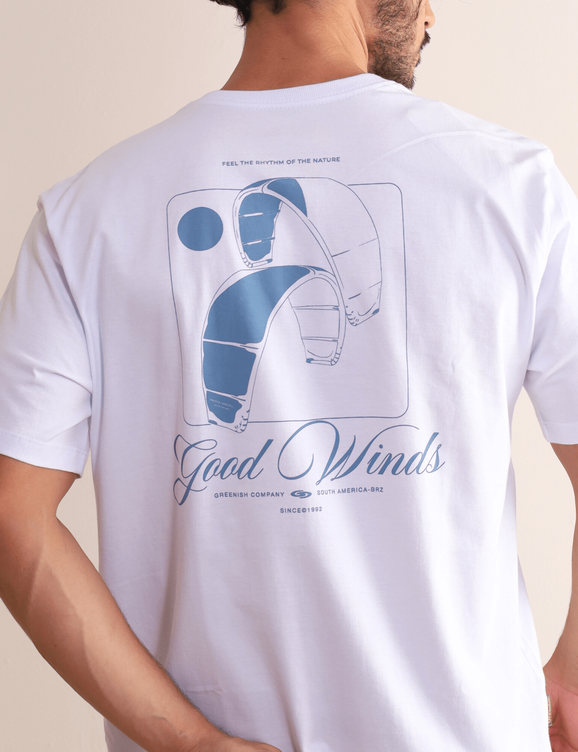 Camiseta branca Kites & Good Winds da Greenish com estampa nas costas e bordado, ideal para amantes do kite. Conforto e estilo.