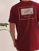 Camiseta bordo Greenish Surfboard Wax Scraper com estampa inspirada no surf, confortável e versátil.