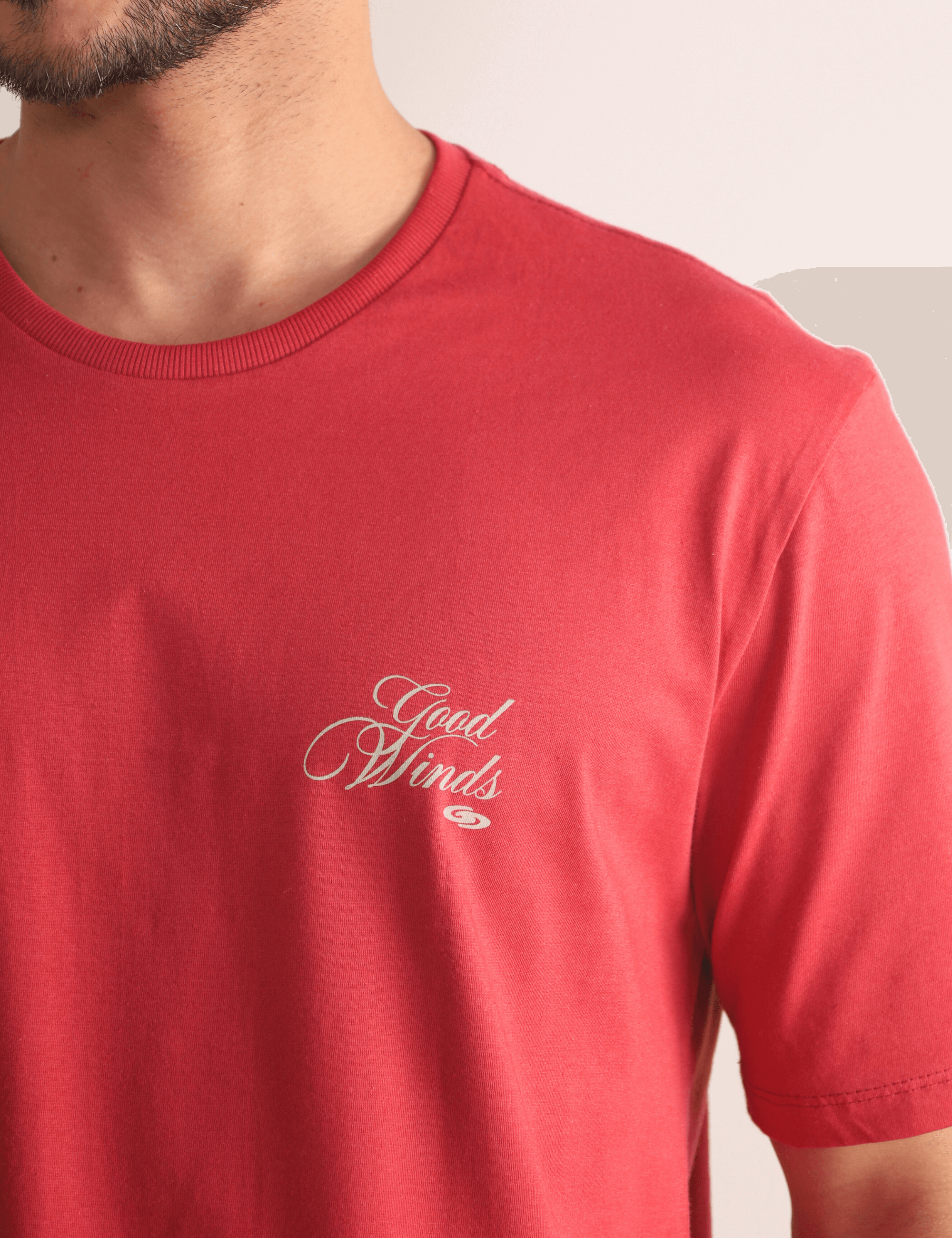 Camiseta Kites & Good Winds Vermelho com bordado frontal, marca Greenish, em algodão macio e durável, ideal para os amantes de kite.