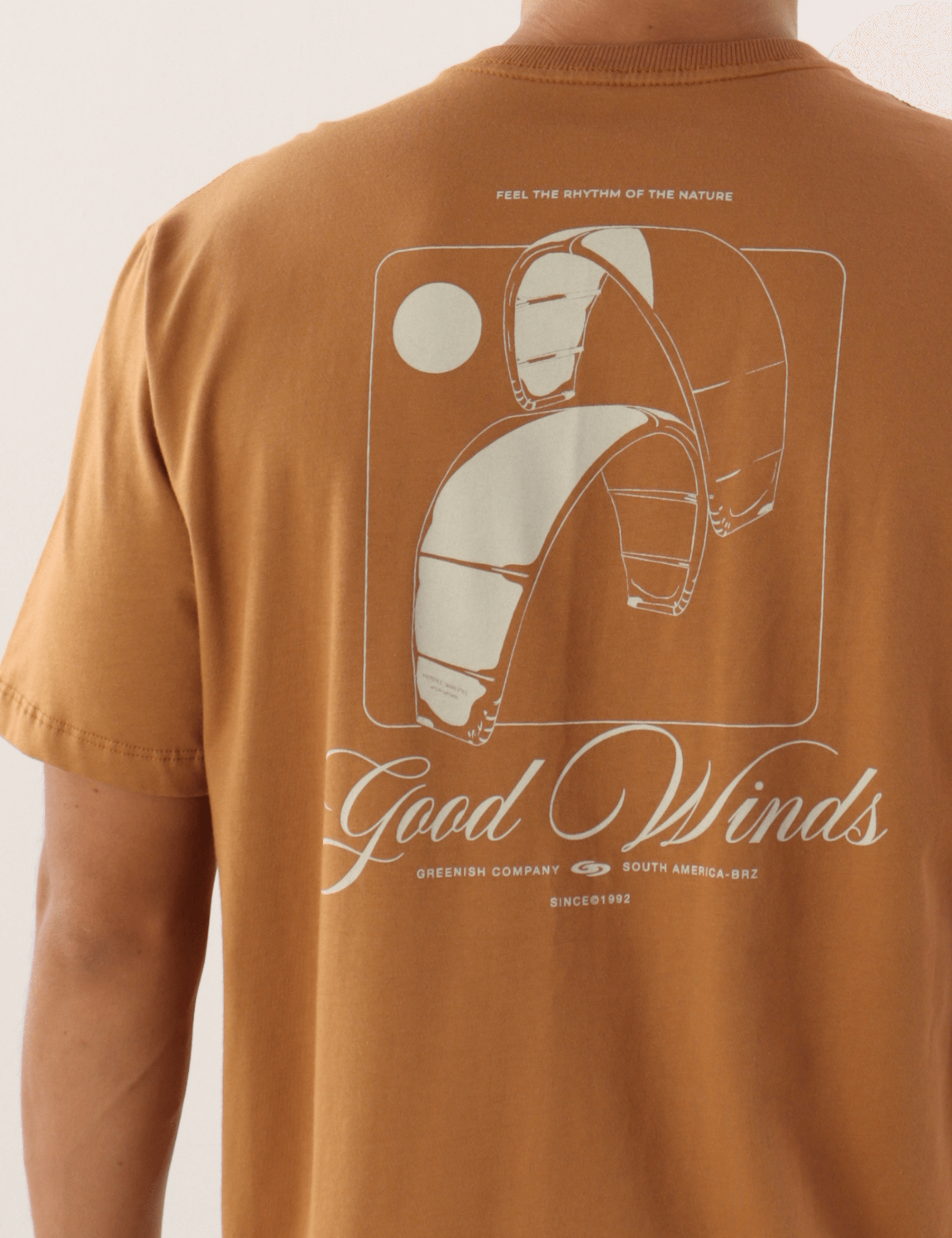 Camiseta marron Greenish com estampa de Kites e Good Winds nas costas, destacando estilo e aventura na moda brasileira.