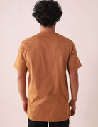 Greenish CAMISETA TRADICIONAL BASIC - MARROM em algodão sustentável, vista traseira, ideal para o dia a dia e passeios.