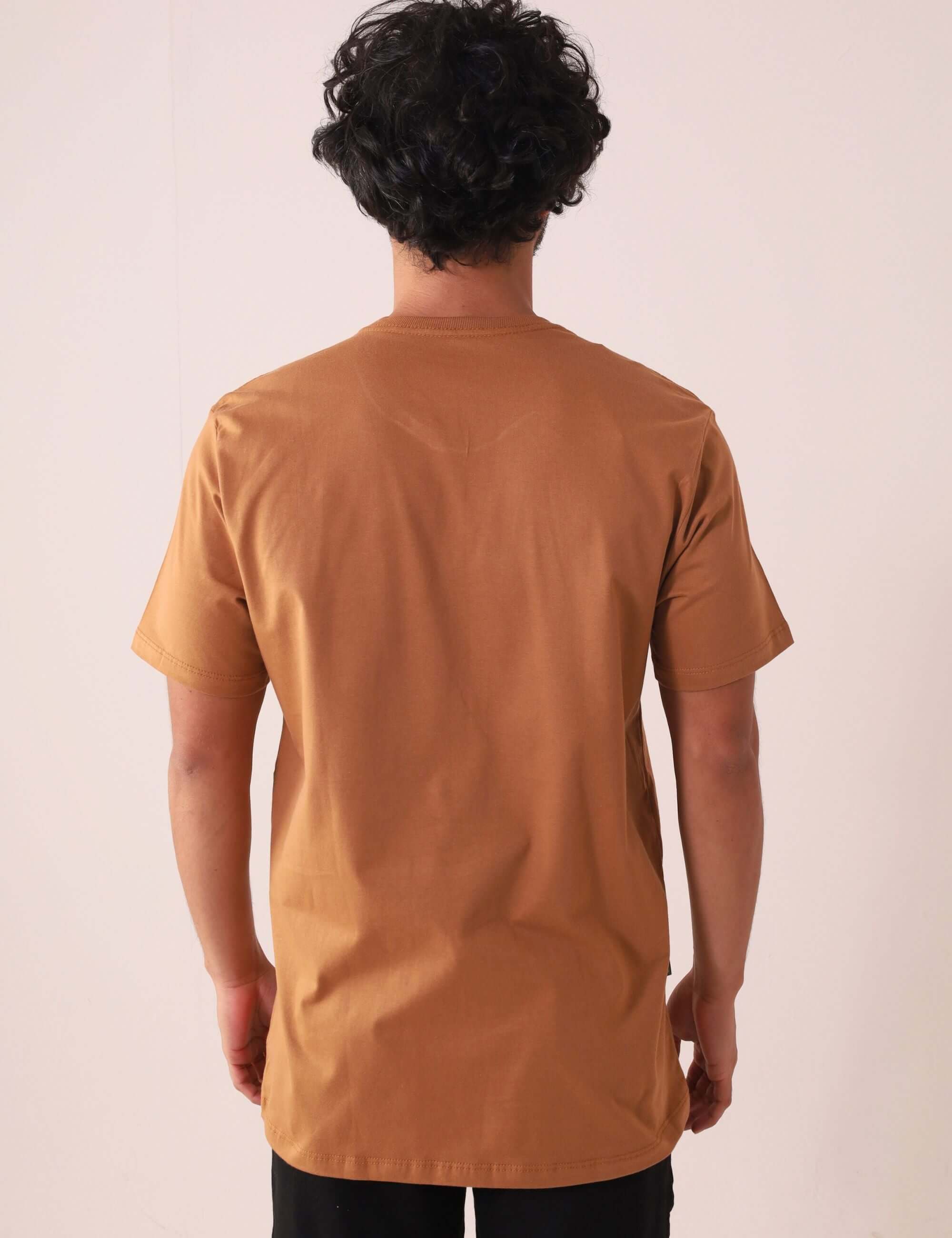 Greenish CAMISETA TRADICIONAL BASIC - MARROM em algodão sustentável, vista traseira, ideal para o dia a dia e passeios.