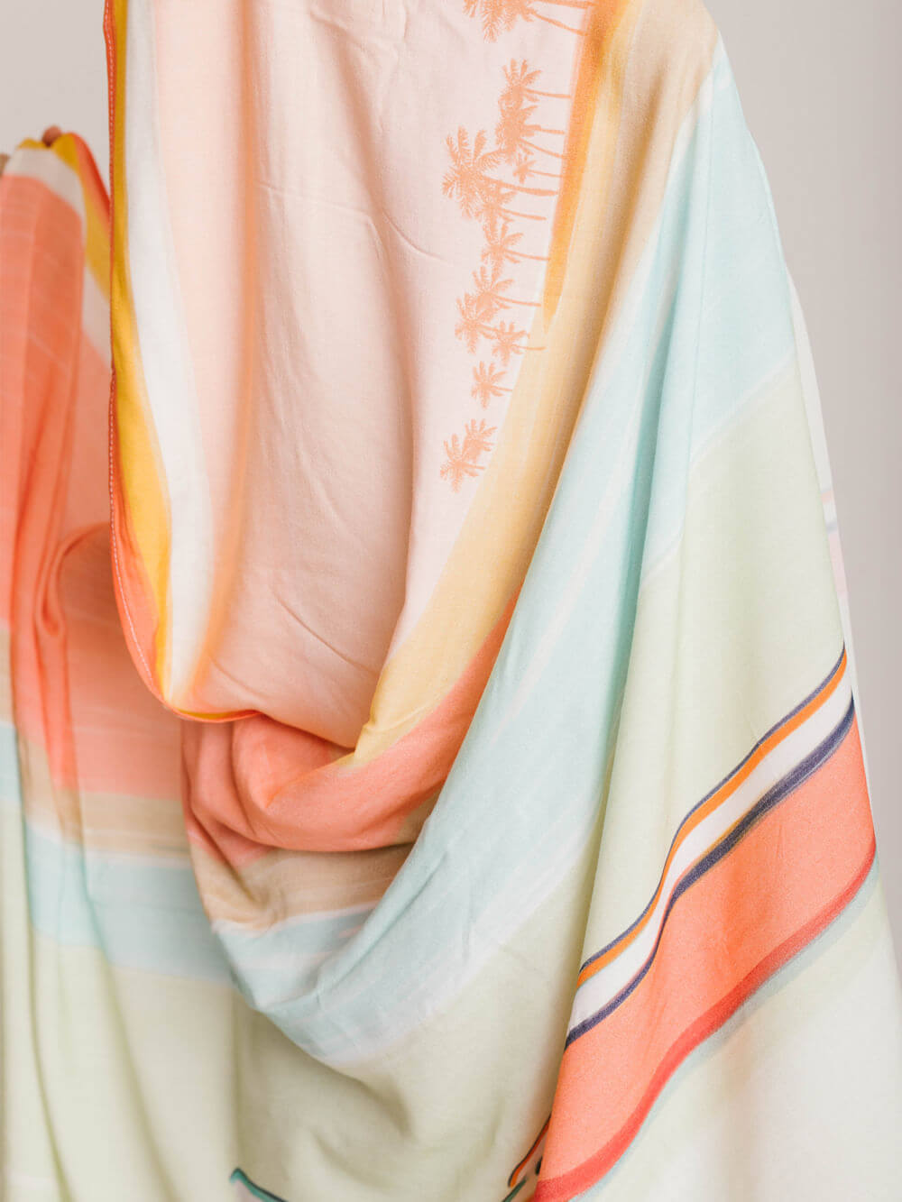 Canga Jeri Dunes laranja da Greenish, estampada com palmeiras, ideal para dias ensolarados na praia.