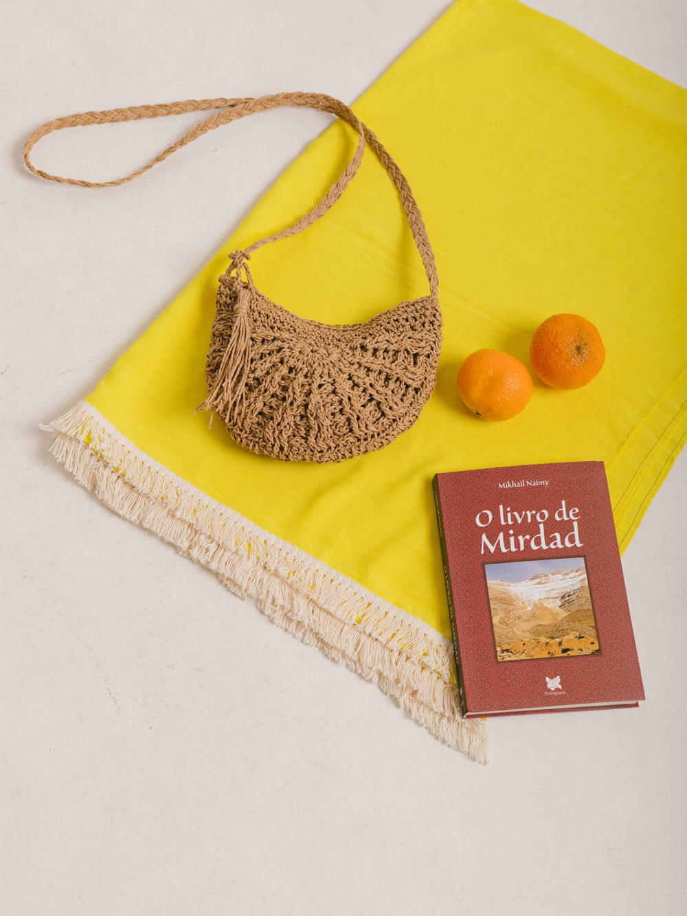 Canga Rustic Nola Amarelo da Greenish com bolsa de crochê e laranjas, ideal para dias ensolarados.