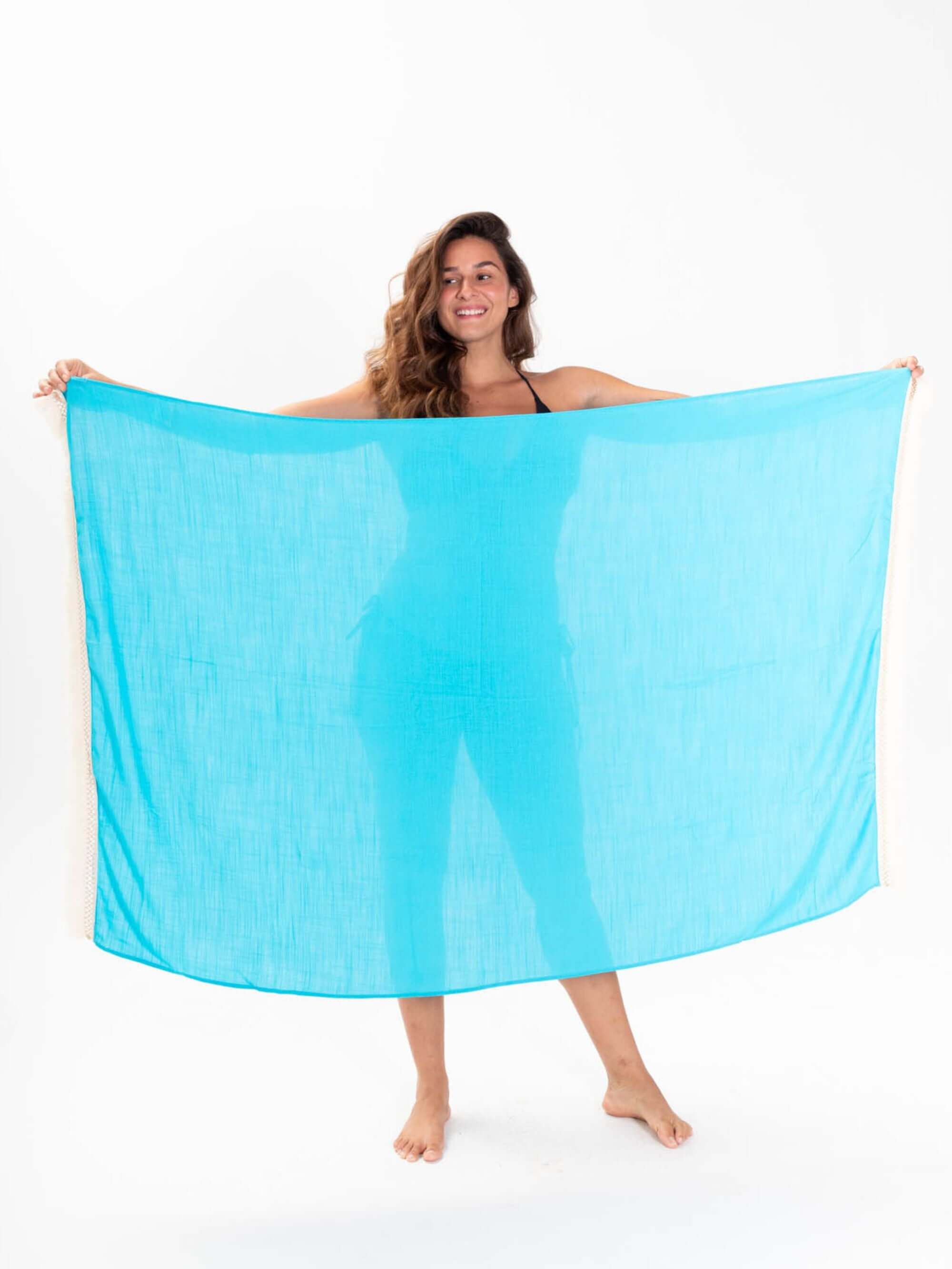 Canga Rustica Nola Azul da Greenish, mostrando a leveza e a versatilidade do produto em um fundo branco.