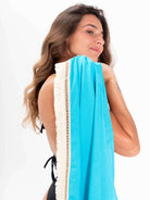 Canga Rustic Nola Azul da Greenish, modelando com charme e elegância, ideal para o verão.