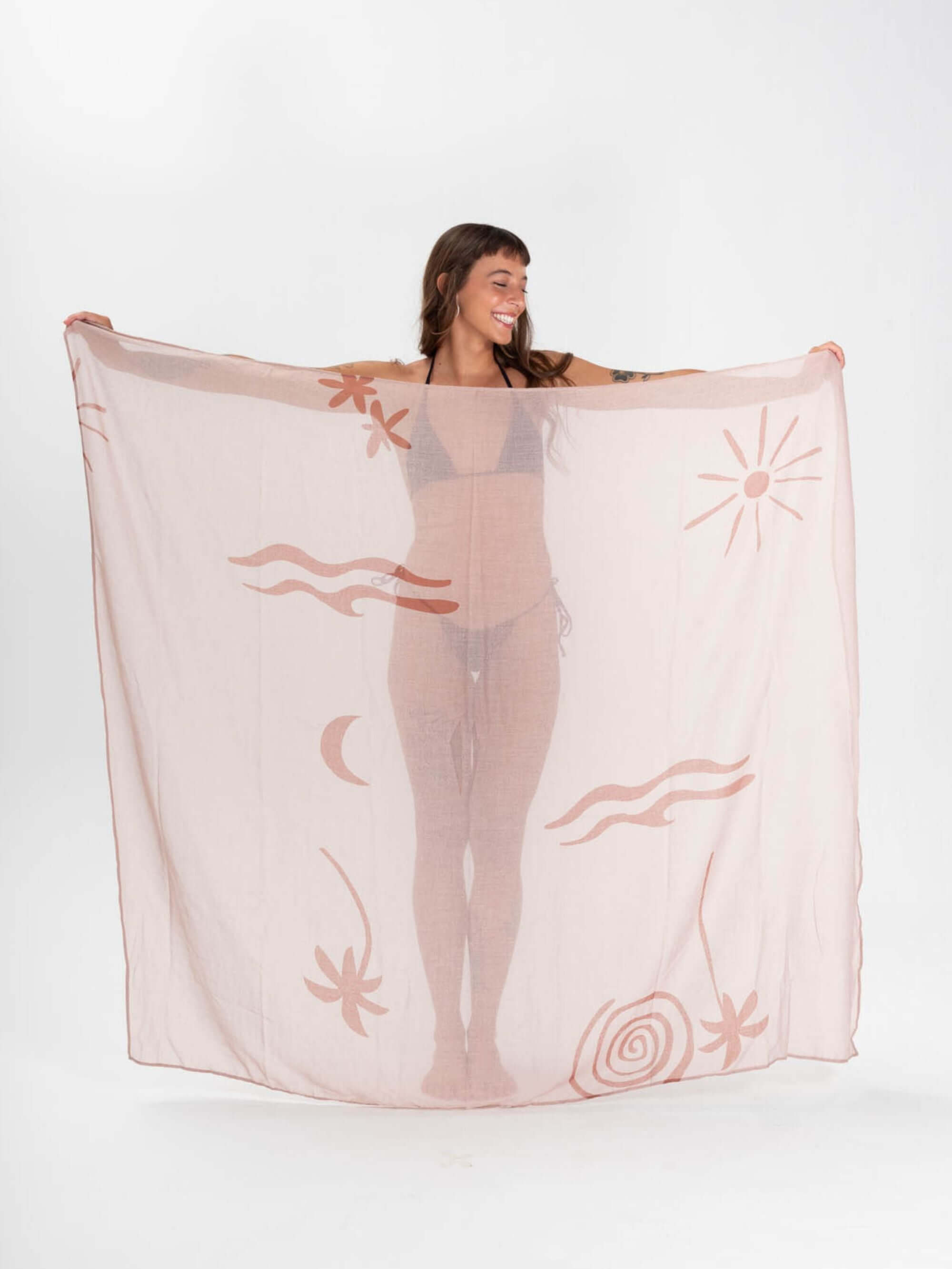 Canga Tropical Bege da Greenish, ideal para dias de sol e praia, com design leve e estampas tropicais.