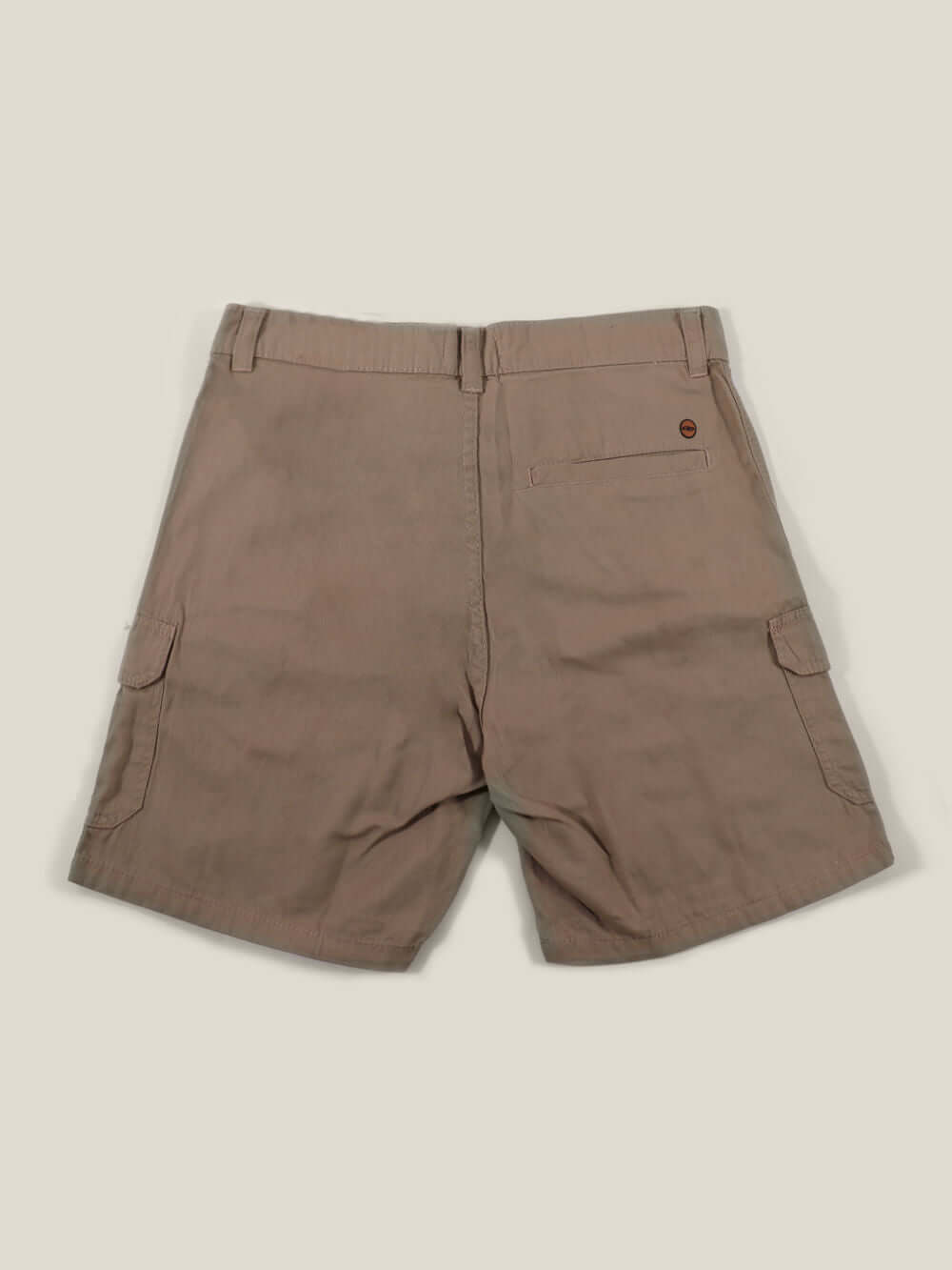 Bermuda Cargo Adventure caqui da Greenish, com bolsos laterais e modelagem vintage, ideal para um look urbano.