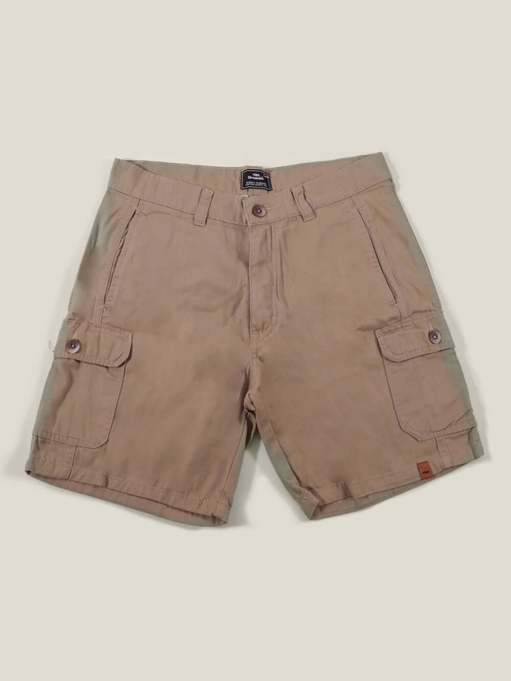 Bermuda cargo adventure caqui da Greenish, com bolsos laterais e modelagem vintage, 100% algodão.