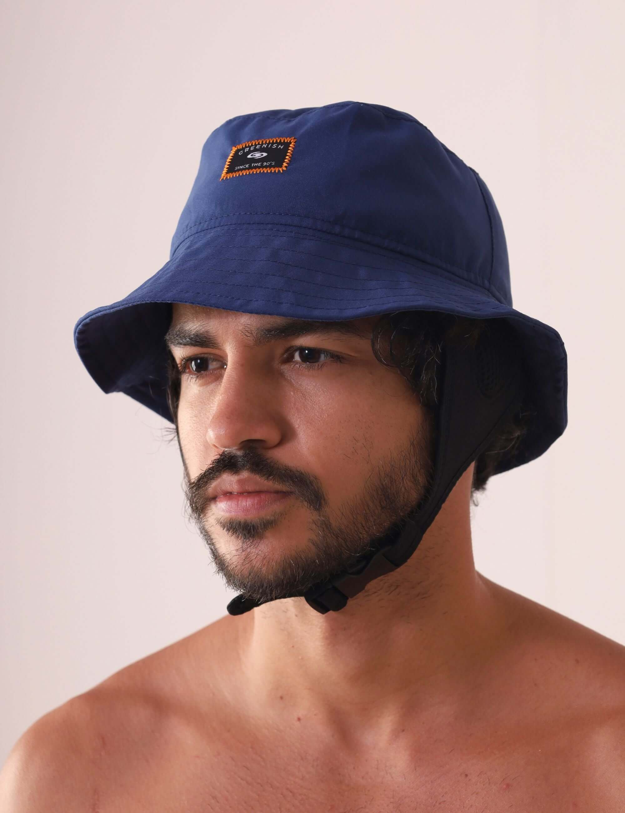 Homem usando Chapeu Bucket Sport - Azul Marinho da marca Greenish, com aba maleável e cúpula confortável, ideal para atividades ao ar livre.