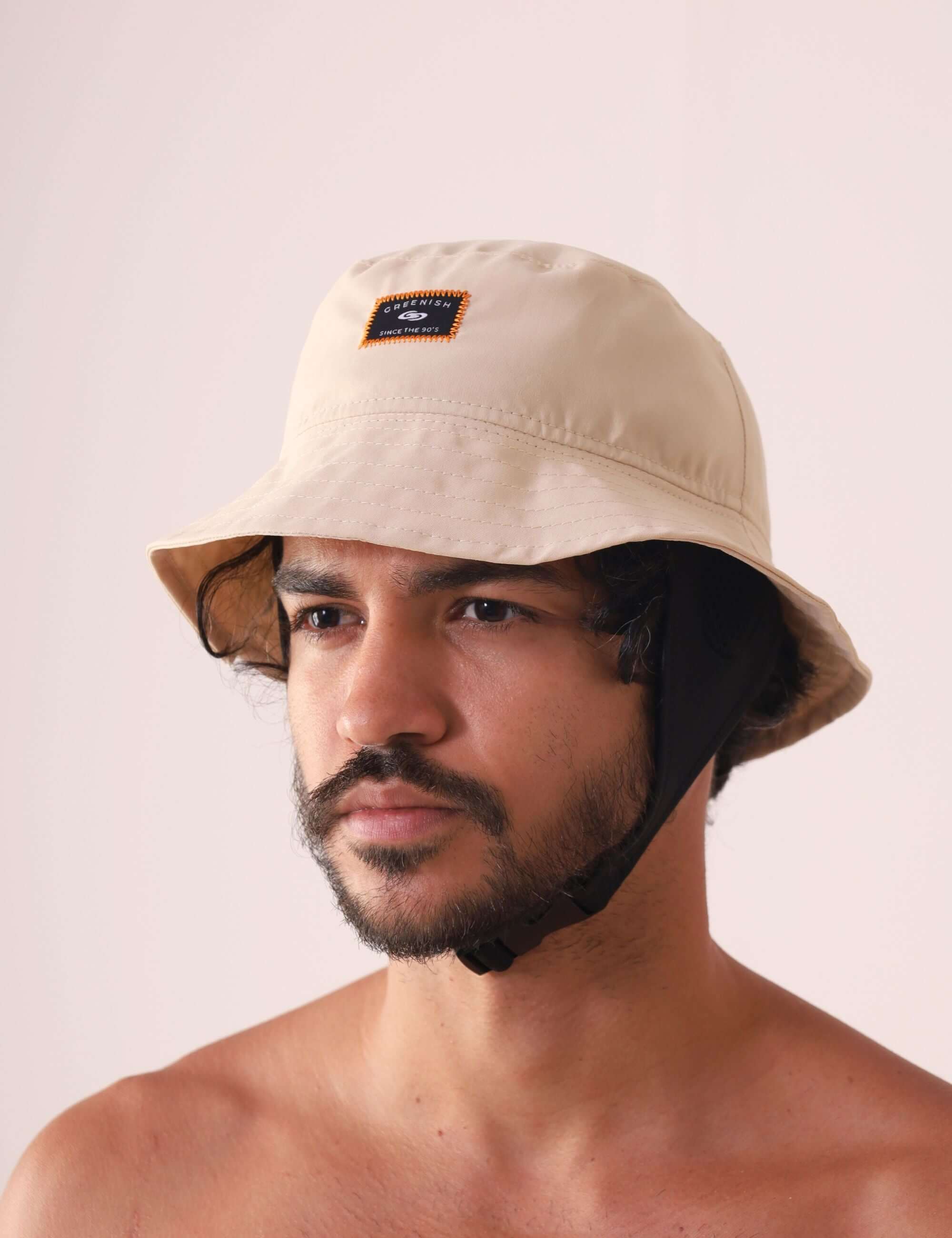 Chapeu Bucket Sport - Bege da Greenish em uso, destacando design leve, forro respirável e aba maleável para conforto ao ar livre.