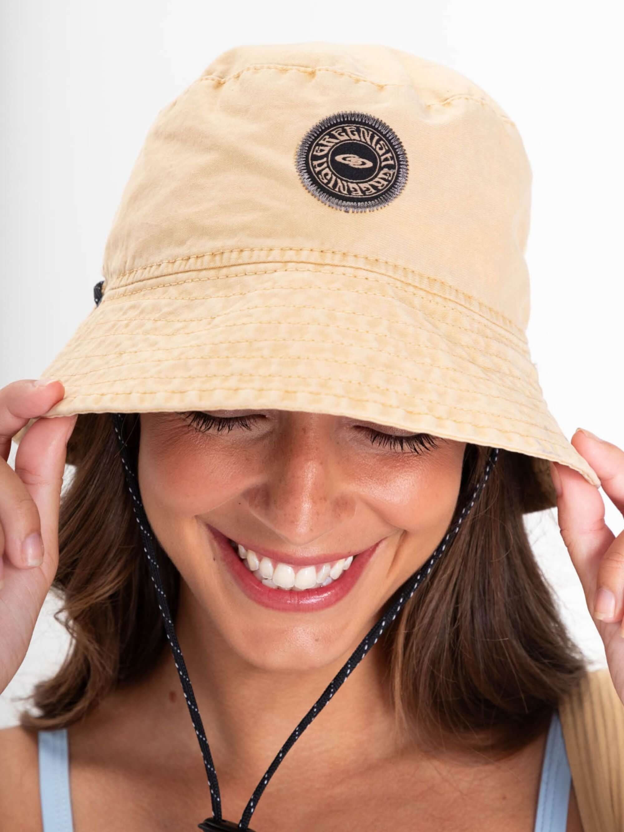 Chapéu bucket bege da Greenish, com design exclusivo, ideal para proteção solar e estilo em qualquer ocasião.