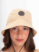 Chapéu bucket tingido bege da Greenish, estiloso e versátil, ideal para proteger do sol e compor looks descolados.