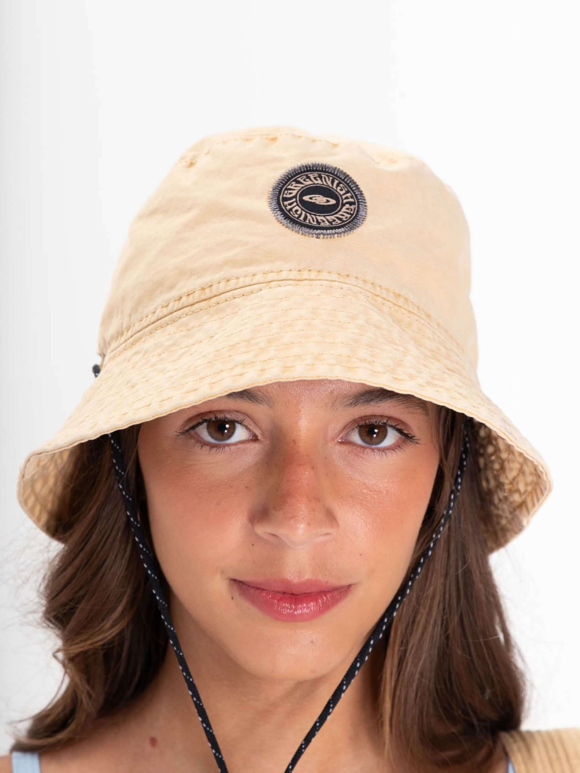 Chapéu bucket tingido bege da Greenish, estiloso e versátil, ideal para proteger do sol e compor looks descolados.