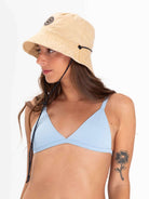 Modelo usando chapéu bucket tingido bege da marca Greenish, combinando estilo e proteção solar.