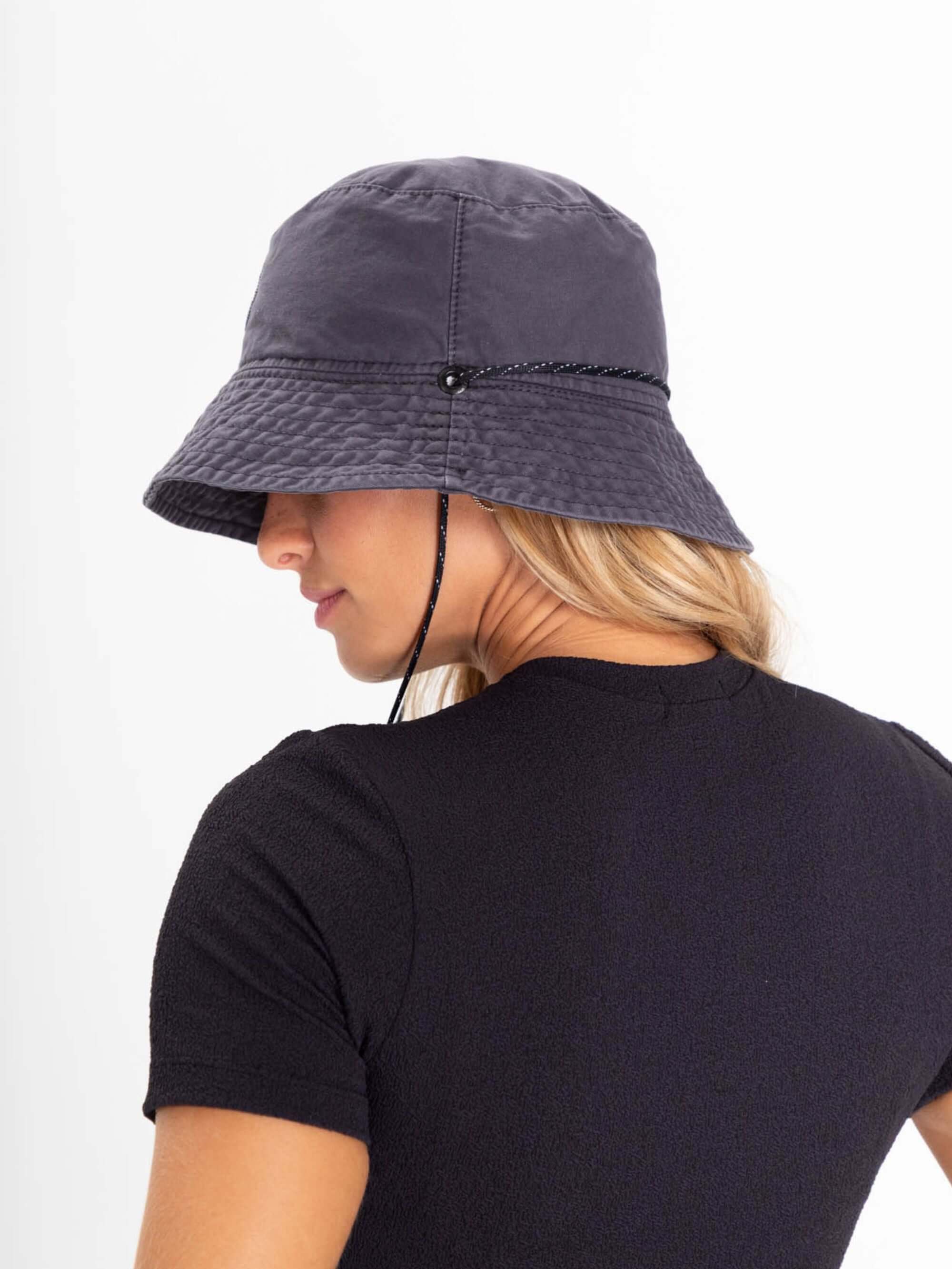Chapéu bucket tingido preto da Greenish, estilo versátil e descolado, ideal para dias ensolarados e ventosos.