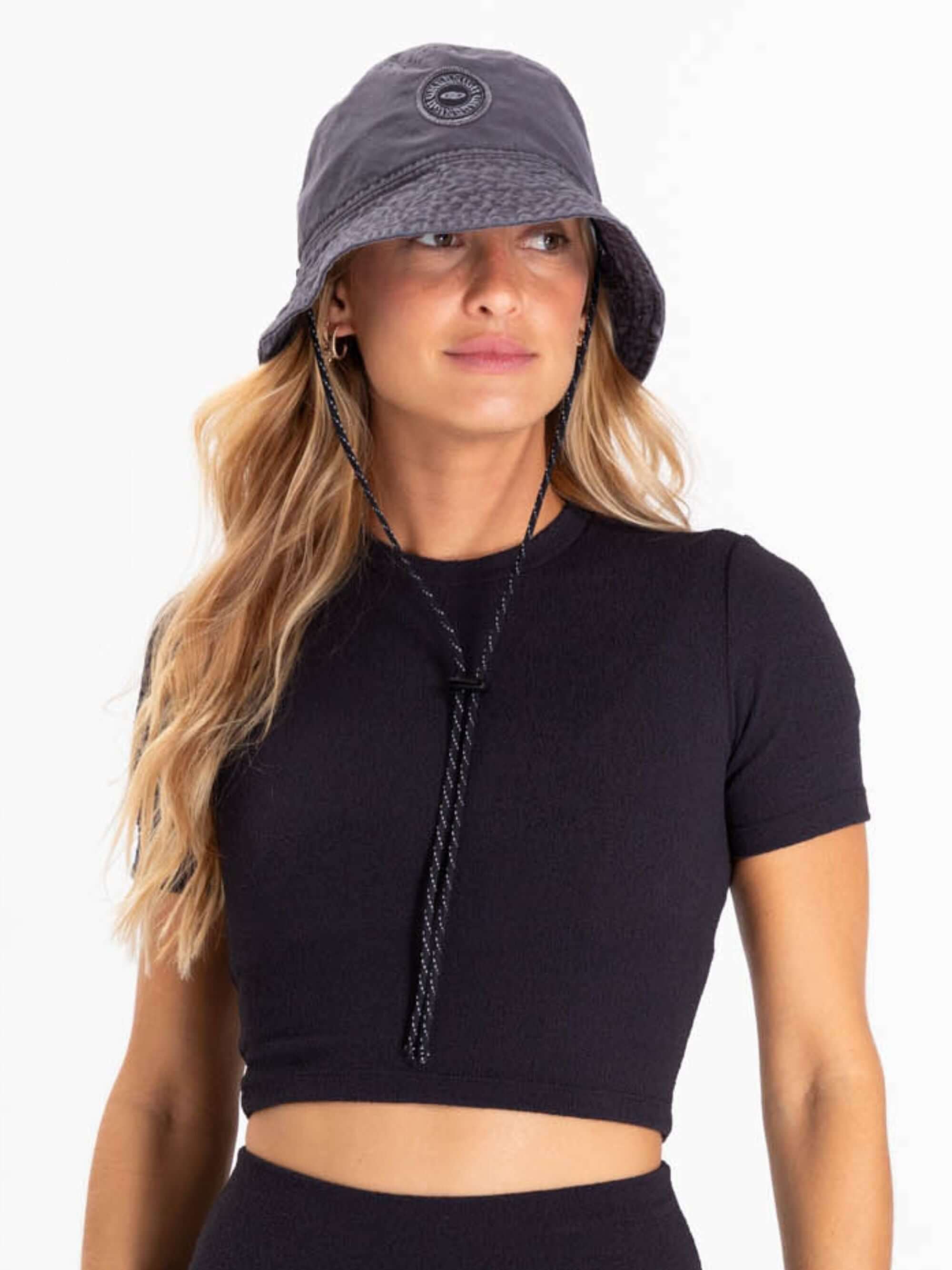 Chapéu bucket tingido preto da Greenish, estiloso e funcional, ideal para proteger do sol e complementar looks.