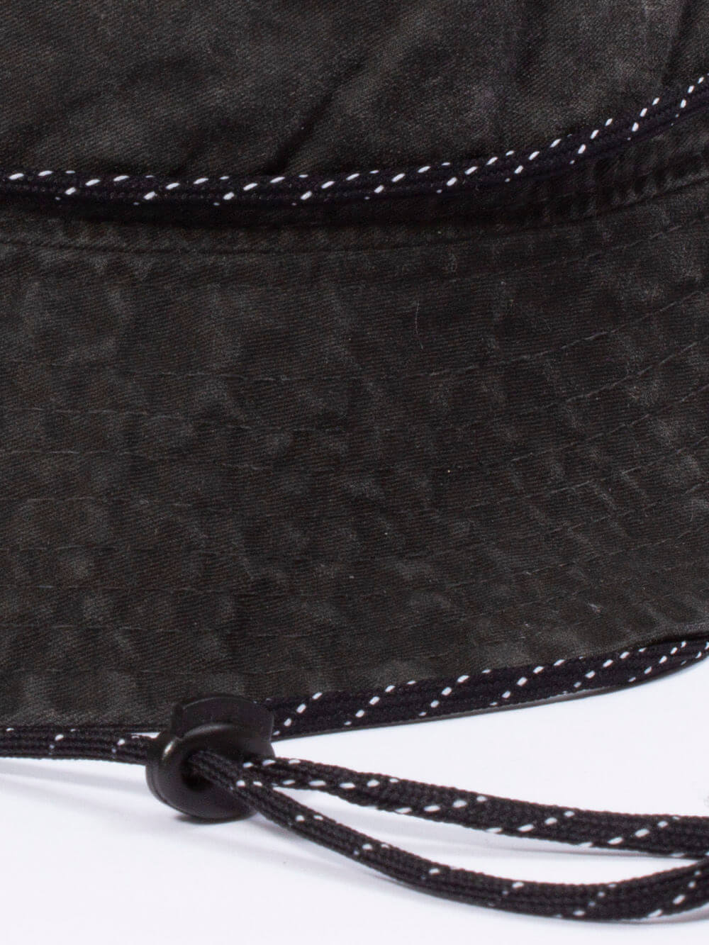 Chapéu Bucket Tingido Preto da Greenish, acessório estiloso com cadarço e regulador, ideal para proteção solar.