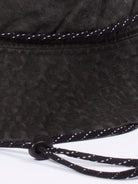 Chapéu Bucket Tingido Preto da Greenish, acessório estiloso com cadarço e regulador, ideal para proteção solar.