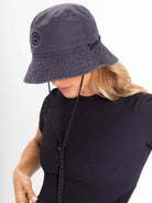 Chapéu Bucket Tingido preto da Greenish, ideal para estilo e proteção solar em qualquer ocasião.