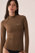 Colete Feminino Soul - Marrom com proteção UV, modelo Greenish para alta performance ao ar livre, conforto e secagem rápida.