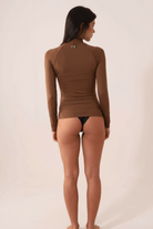 Colete Feminino Soul - Marrom da Greenish, ideal para esportes ao ar livre com proteção UV, secagem rápida e toque confortável.