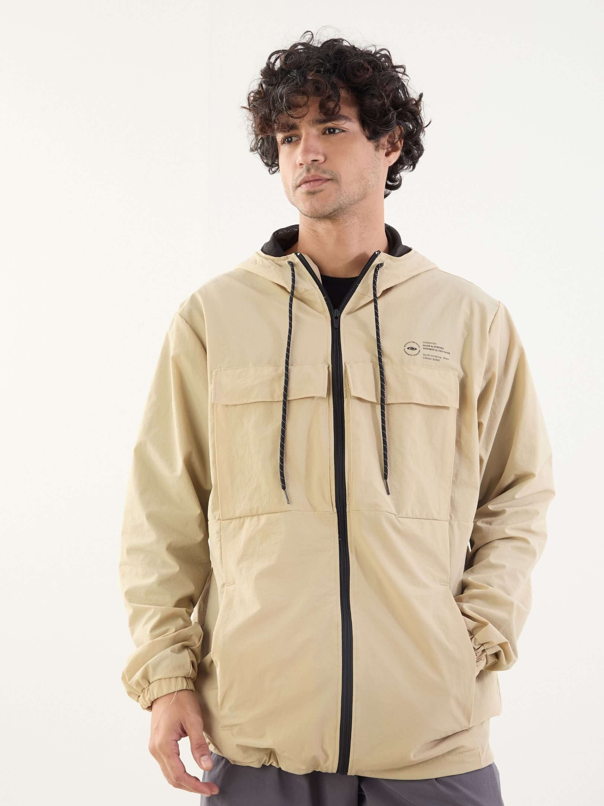 Corta Vento Ocean bege da Greenish: leve, resistente e ideal para atividades ao ar livre.