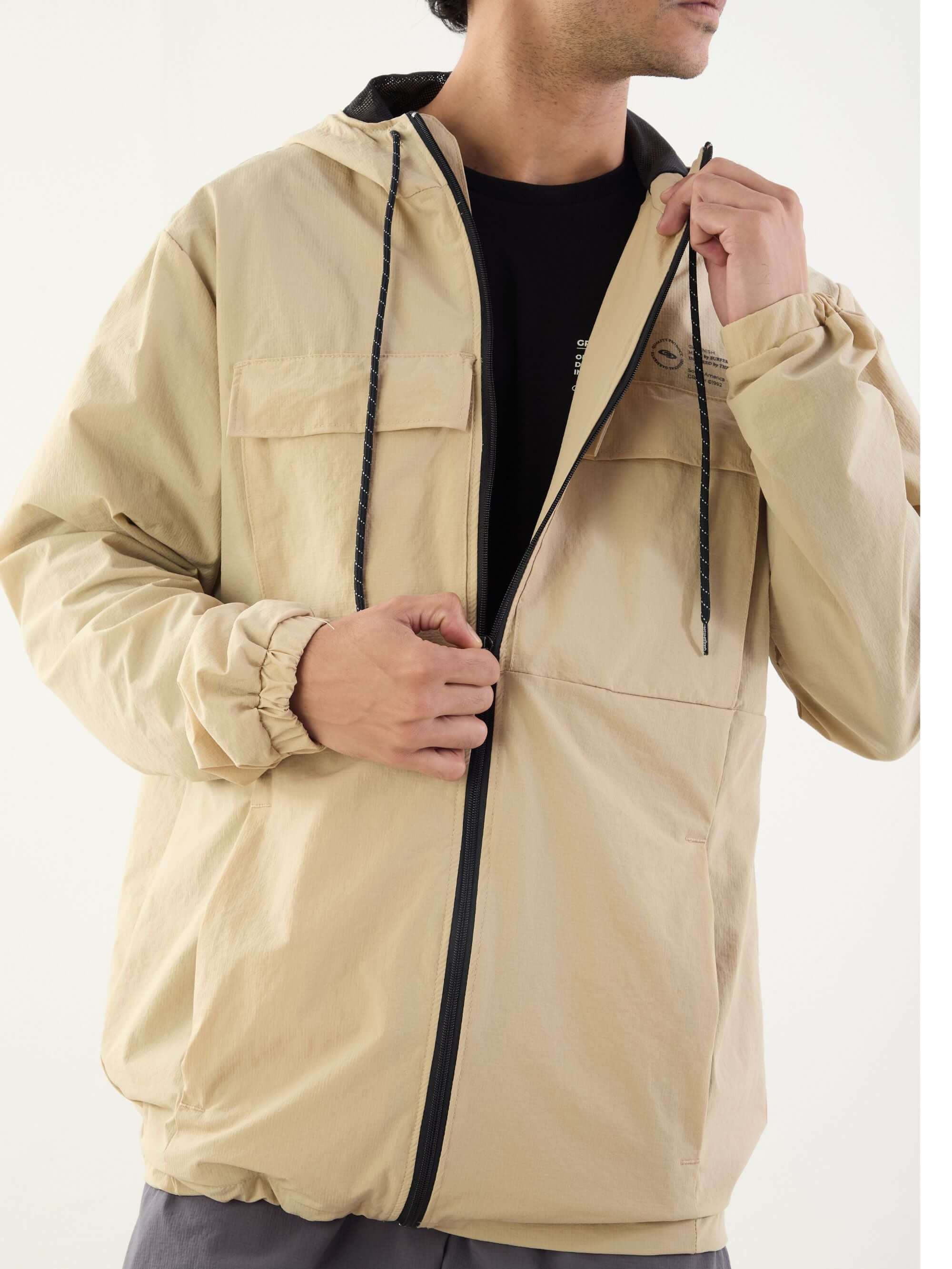 Corta Vento Ocean bege da Greenish, leve, resistente à água, ideal para atividades ao ar livre e clima instável.