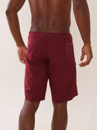 Vista traseira do boardshort Ultralight Basic Bordô da Greenish, ideal para esportes aquáticos e movimentos.