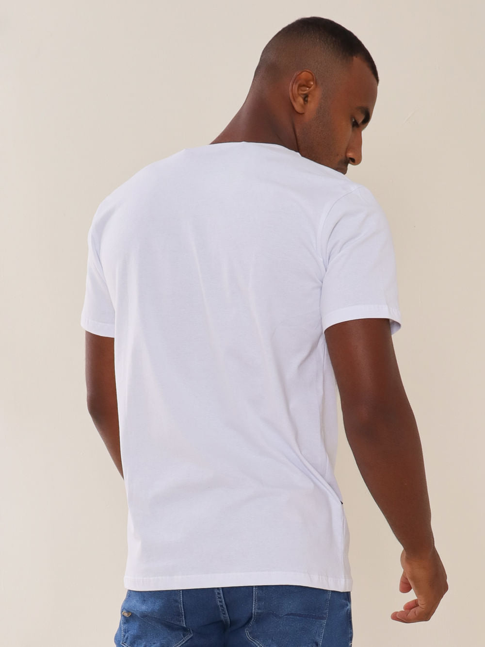 Camiseta tradicional básica branca Greenish, vista traseira, 100% algodão sustentável, confortável e versátil.