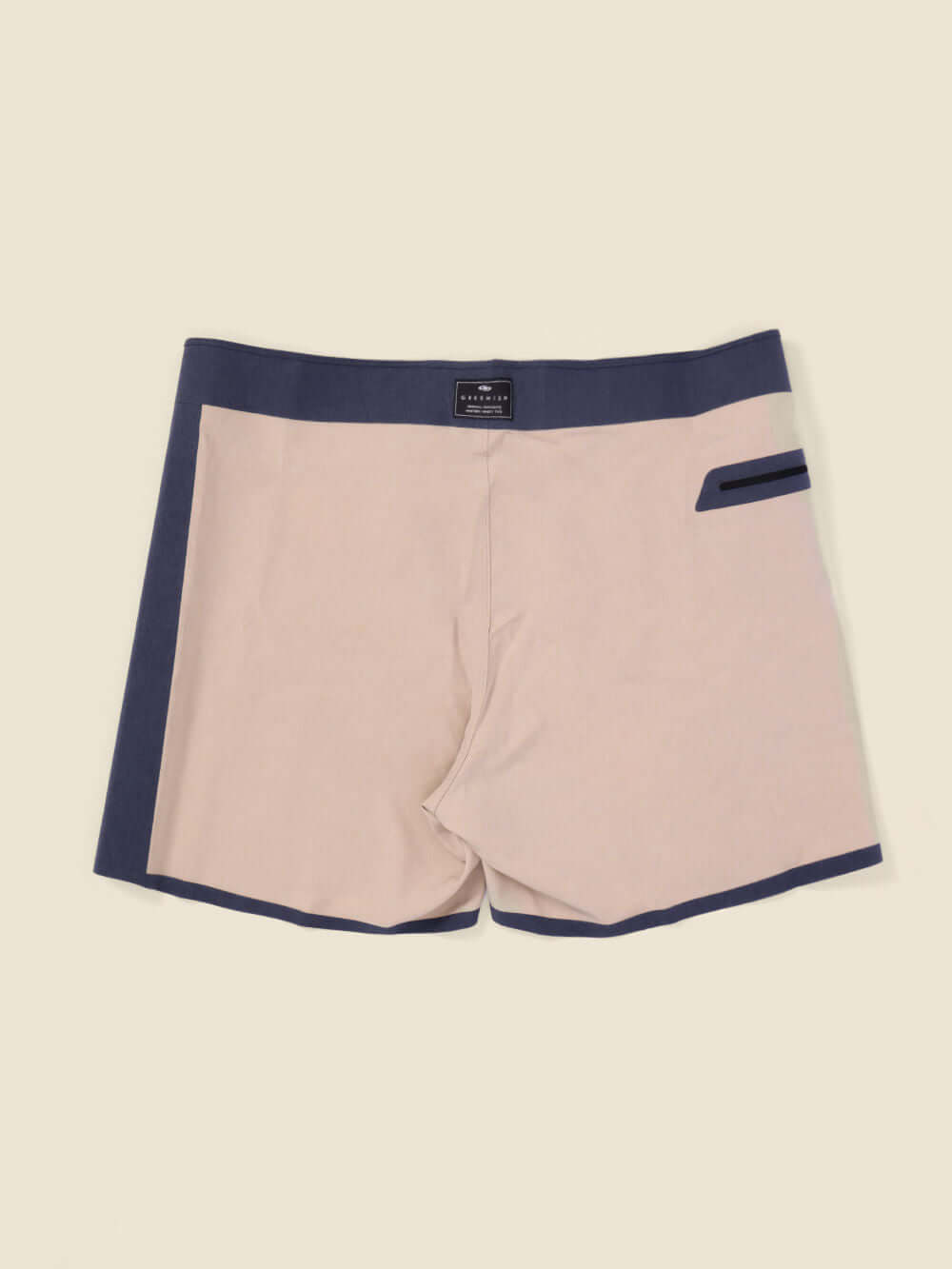 Boardshort Ultralight II Beige da Greenish, com tecido Total Stretch e bolso lateral, ideal para esportes aquáticos.