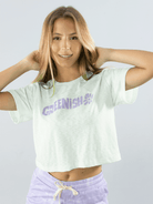 Camiseta cropped Greenish na cor branco, com estampa lilás, ideal para looks casuais e confortáveis.