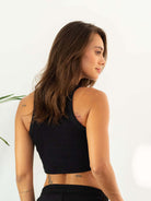 Top Cropped Nadador Preto da Greenish, ideal para looks casuais e confortáveis. Modelo versátil em algodão.