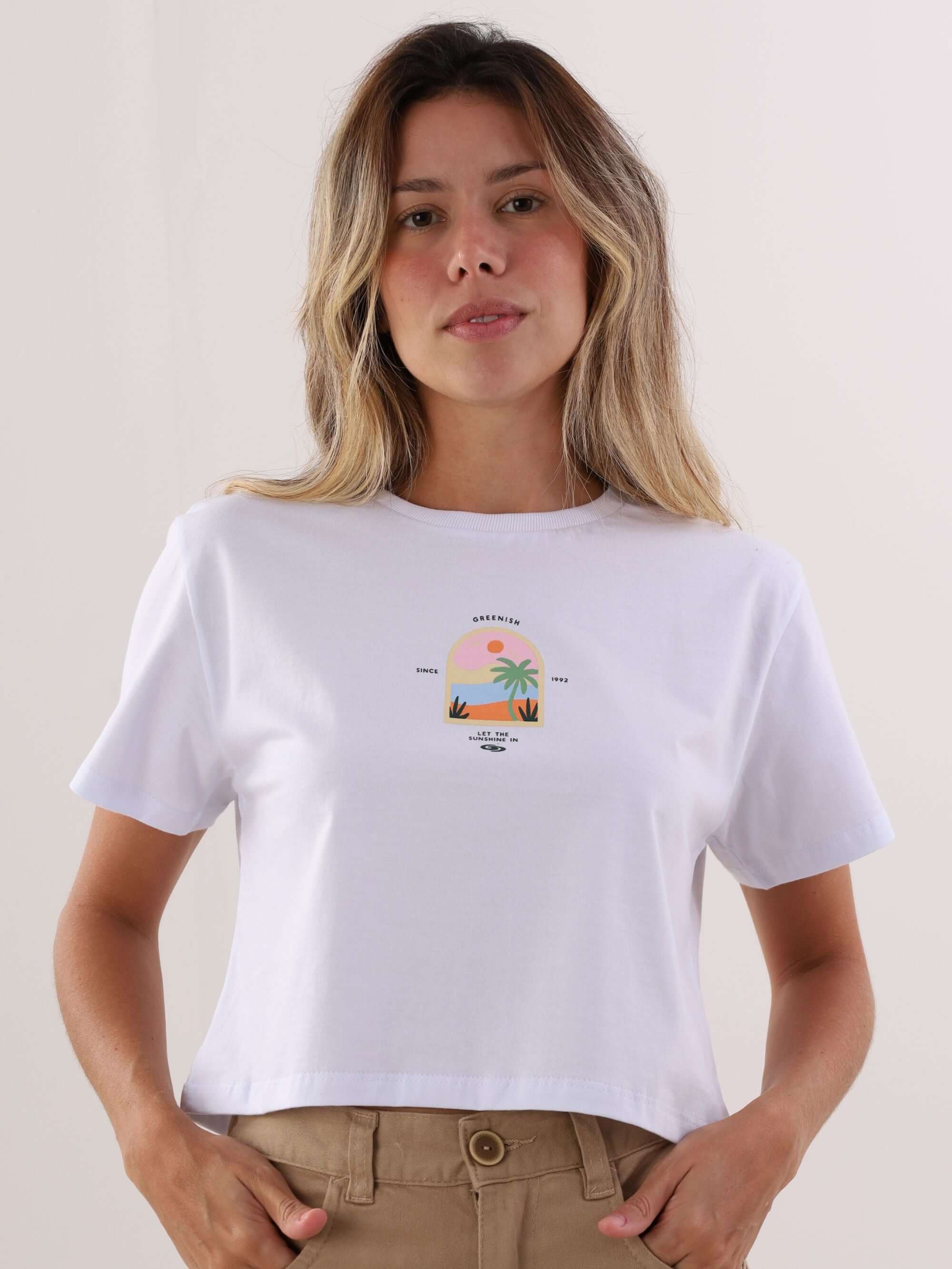 Camiseta cropped branca com estampa de pôr do sol e palmeiras da marca Greenish.