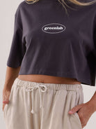 Cropped oversized camiseta da marca Greenish, em fundo claro, destacando o logo da marca e estilo casual.