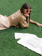 Camiseta cropped oversized Peace and Blessings da Greenish, em algodão, estilo descontraído e confortável.