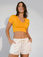 Camiseta cropped amarela Zoey da marca Greenish, combinando estilo e conforto; perfeita para looks modernos e descontraídos.