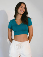 Cropped Zoey da Greenish na cor verde, feminina, estilo moderno e confortável, ideal para looks casuais.
