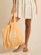 Ecobag Greenish In The Search Of Evolution na cor laranja, ideal para o dia a dia, com alças grossas e design moderno.