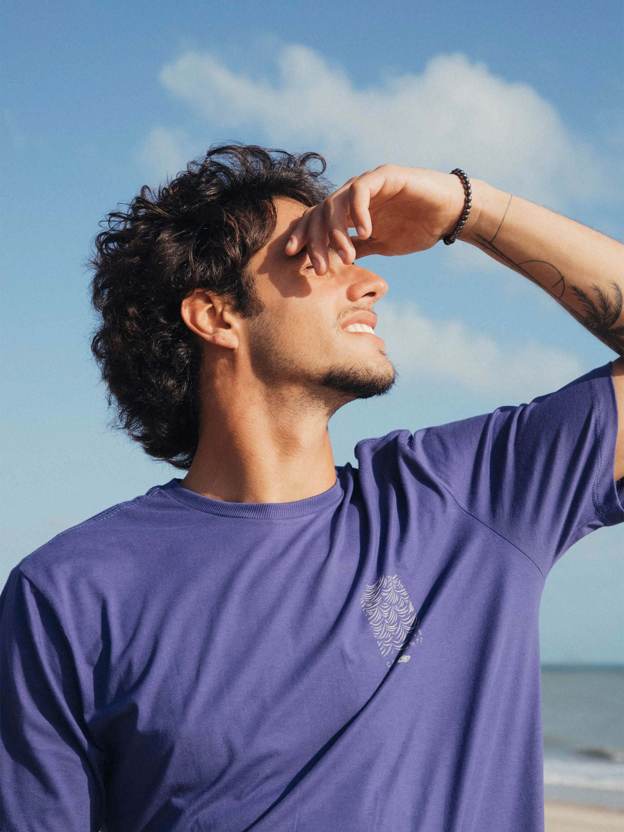Camiseta masculina azul royal da marca Greenish, estilo e conforto à beira-mar.